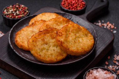 Patates kızartması, soğanlı bir yemek, börek şeklinde lahana. Sebzeli sağlıklı kahvaltı.