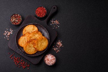 Patates kızartması, soğanlı bir yemek, börek şeklinde lahana. Sebzeli sağlıklı kahvaltı.