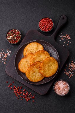 Patates kızartması, soğanlı bir yemek, börek şeklinde lahana. Sebzeli sağlıklı kahvaltı.