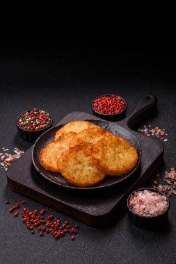 Patates kızartması, soğanlı bir yemek, börek şeklinde lahana. Sebzeli sağlıklı kahvaltı.