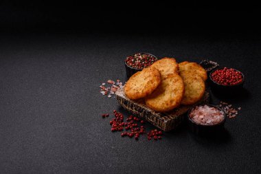 Patates kızartması, soğanlı bir yemek, börek şeklinde lahana. Sebzeli sağlıklı kahvaltı.