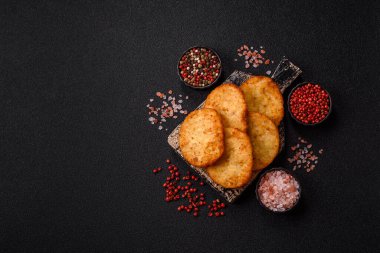 Patates kızartması, soğanlı bir yemek, börek şeklinde lahana. Sebzeli sağlıklı kahvaltı.