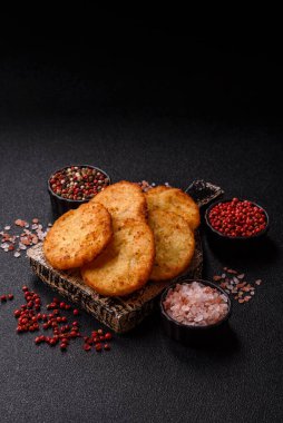 Patates kızartması, soğanlı bir yemek, börek şeklinde lahana. Sebzeli sağlıklı kahvaltı.