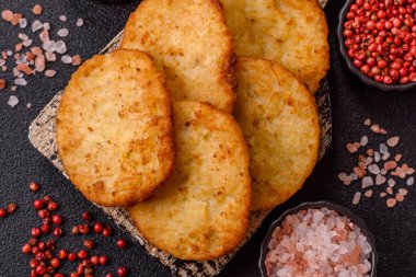 Patates kızartması, soğanlı bir yemek, börek şeklinde lahana. Sebzeli sağlıklı kahvaltı.