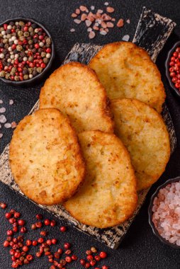 Patates kızartması, soğanlı bir yemek, börek şeklinde lahana. Sebzeli sağlıklı kahvaltı.