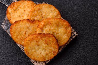 Patates kızartması, soğanlı bir yemek, börek şeklinde lahana. Sebzeli sağlıklı kahvaltı.