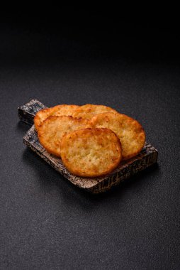 Patates kızartması, soğanlı bir yemek, börek şeklinde lahana. Sebzeli sağlıklı kahvaltı.