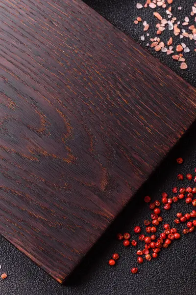 Tahta kesme tahtası mutfakta yemek pişirmek için bir zemin gibi boş. Düz döşeme, boşluk kopyalama tuz ve baharatla kesme tahtası