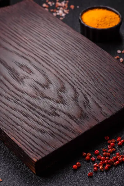 Tahta kesme tahtası mutfakta yemek pişirmek için bir zemin gibi boş. Düz döşeme, boşluk kopyalama tuz ve baharatla kesme tahtası