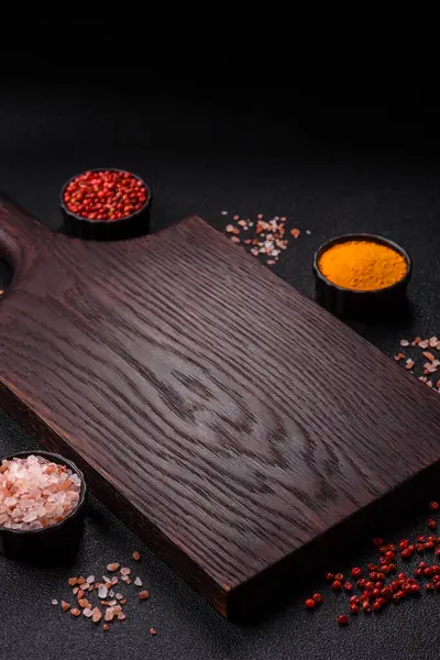Tahta kesme tahtası mutfakta yemek pişirmek için bir zemin gibi boş. Düz döşeme, boşluk kopyalama tuz ve baharatla kesme tahtası