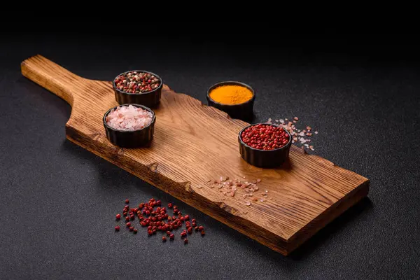 Tahta kesme tahtası mutfakta yemek pişirmek için bir zemin gibi boş. Düz döşeme, boşluk kopyalama tuz ve baharatla kesme tahtası