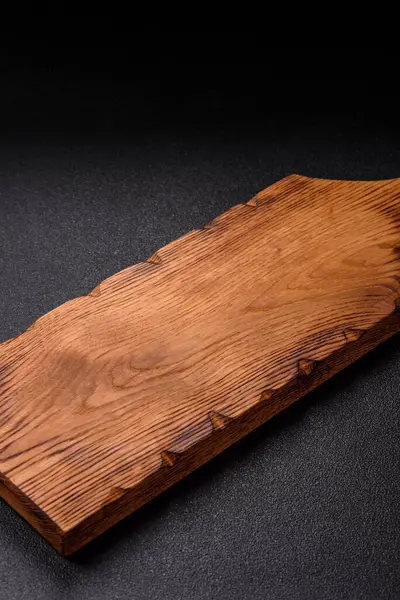 Tahta kesme tahtası mutfakta yemek pişirmek için bir zemin gibi boş. Düz döşeme, boşluk kopyalama tuz ve baharatla kesme tahtası