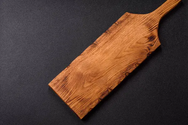 Tahta kesme tahtası mutfakta yemek pişirmek için bir zemin gibi boş. Düz döşeme, boşluk kopyalama tuz ve baharatla kesme tahtası