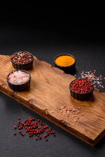 Tahta kesme tahtası mutfakta yemek pişirmek için bir zemin gibi boş. Düz döşeme, boşluk kopyalama tuz ve baharatla kesme tahtası