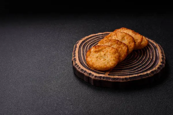 Patates kızartması, soğanlı bir yemek, börek şeklinde lahana. Sebzeli sağlıklı kahvaltı.