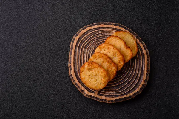 Patates kızartması, soğanlı bir yemek, börek şeklinde lahana. Sebzeli sağlıklı kahvaltı.