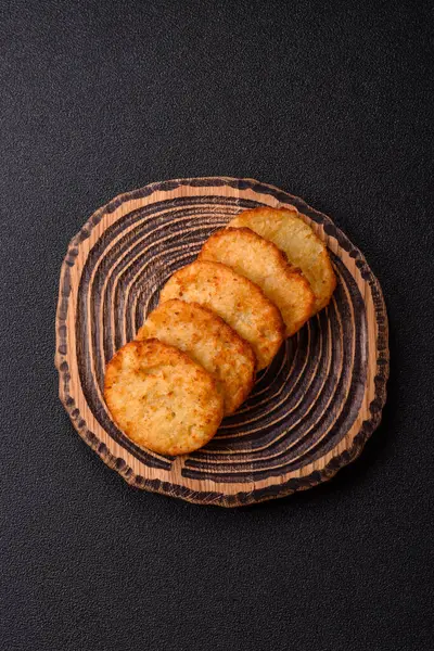 Patates kızartması, soğanlı bir yemek, börek şeklinde lahana. Sebzeli sağlıklı kahvaltı.