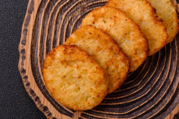 Patates kızartması, soğanlı bir yemek, börek şeklinde lahana. Sebzeli sağlıklı kahvaltı.