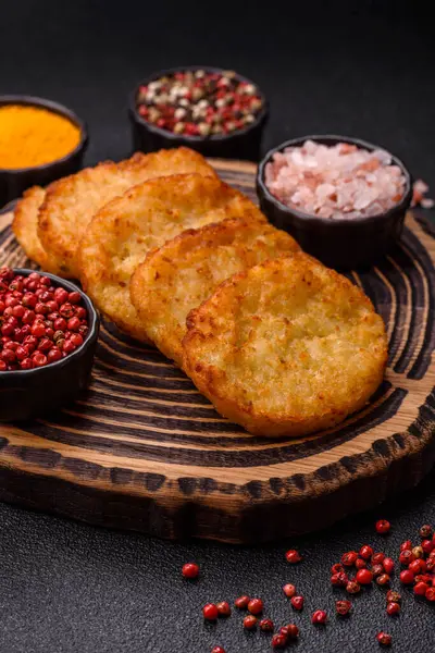 Patates kızartması, soğanlı bir yemek, börek şeklinde lahana. Sebzeli sağlıklı kahvaltı.