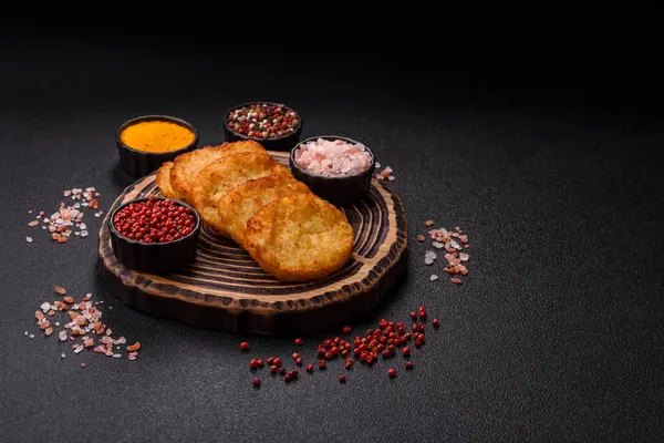 Patates kızartması, soğanlı bir yemek, börek şeklinde lahana. Sebzeli sağlıklı kahvaltı.