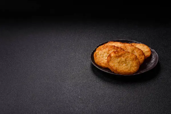 Patates kızartması, soğanlı bir yemek, börek şeklinde lahana. Sebzeli sağlıklı kahvaltı.