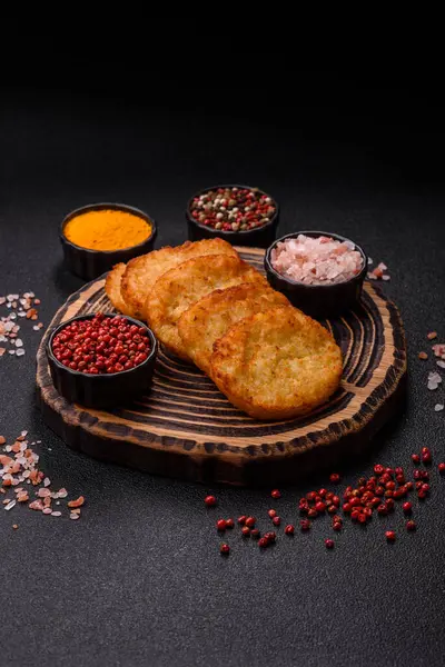 Patates kızartması, soğanlı bir yemek, börek şeklinde lahana. Sebzeli sağlıklı kahvaltı.