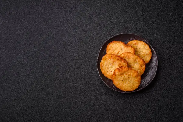 Patates kızartması, soğanlı bir yemek, börek şeklinde lahana. Sebzeli sağlıklı kahvaltı.