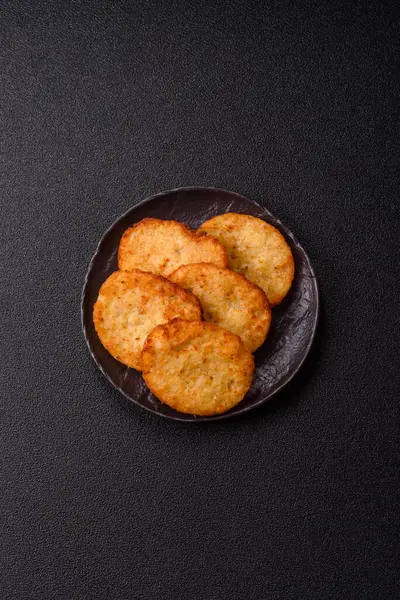 Patates kızartması, soğanlı bir yemek, börek şeklinde lahana. Sebzeli sağlıklı kahvaltı.
