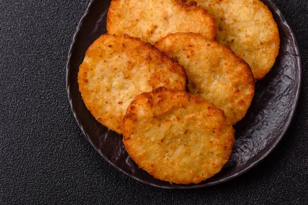 Patates kızartması, soğanlı bir yemek, börek şeklinde lahana. Sebzeli sağlıklı kahvaltı.