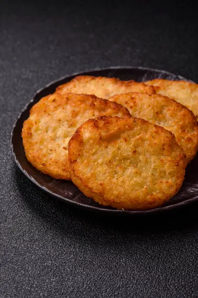 Patates kızartması, soğanlı bir yemek, börek şeklinde lahana. Sebzeli sağlıklı kahvaltı.