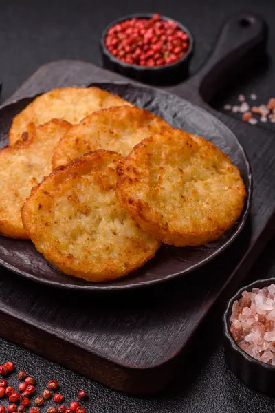 Patates kızartması, soğanlı bir yemek, börek şeklinde lahana. Sebzeli sağlıklı kahvaltı.