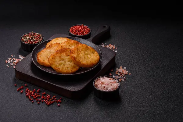 Patates kızartması, soğanlı bir yemek, börek şeklinde lahana. Sebzeli sağlıklı kahvaltı.