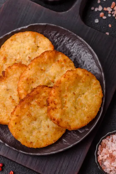 Patates kızartması, soğanlı bir yemek, börek şeklinde lahana. Sebzeli sağlıklı kahvaltı.