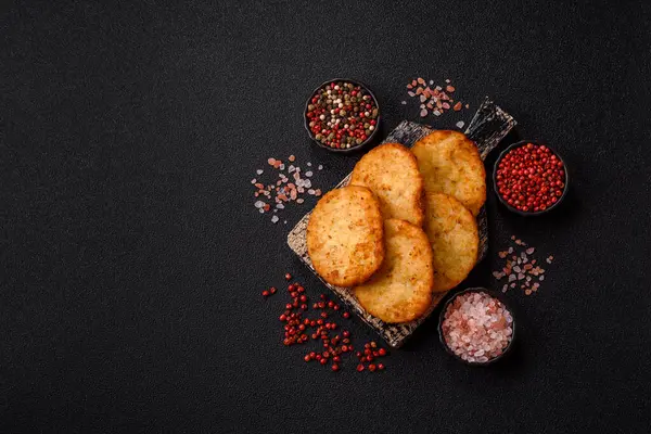 Patates kızartması, soğanlı bir yemek, börek şeklinde lahana. Sebzeli sağlıklı kahvaltı.