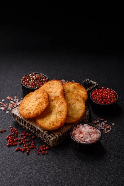 Patates kızartması, soğanlı bir yemek, börek şeklinde lahana. Sebzeli sağlıklı kahvaltı.