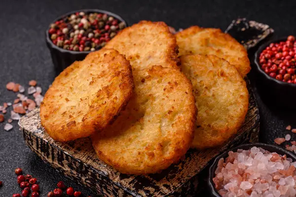 Patates kızartması, soğanlı bir yemek, börek şeklinde lahana. Sebzeli sağlıklı kahvaltı.