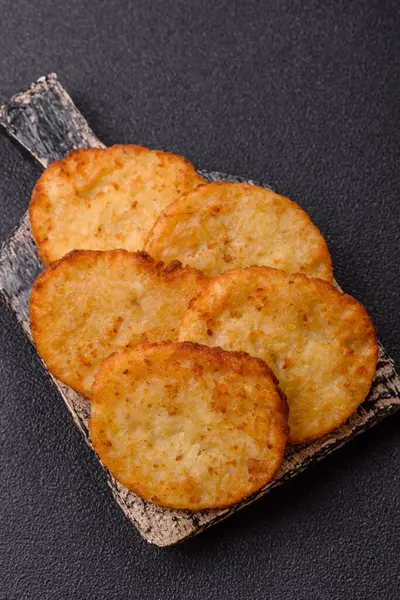 Patates kızartması, soğanlı bir yemek, börek şeklinde lahana. Sebzeli sağlıklı kahvaltı.