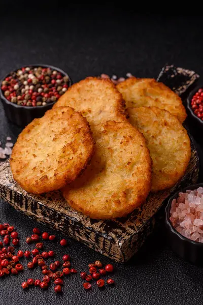 Patates kızartması, soğanlı bir yemek, börek şeklinde lahana. Sebzeli sağlıklı kahvaltı.