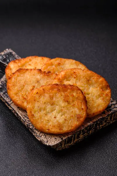 Patates kızartması, soğanlı bir yemek, börek şeklinde lahana. Sebzeli sağlıklı kahvaltı.