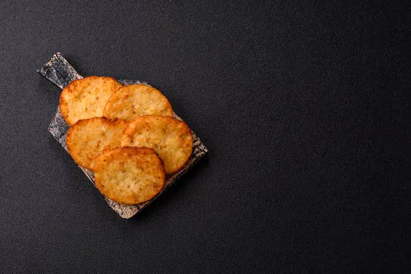 Patates kızartması, soğanlı bir yemek, börek şeklinde lahana. Sebzeli sağlıklı kahvaltı.