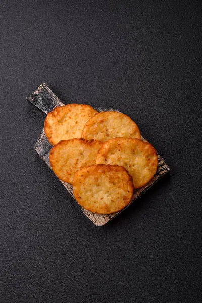 Patates kızartması, soğanlı bir yemek, börek şeklinde lahana. Sebzeli sağlıklı kahvaltı.