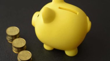 Piggy Bank madeni bir kavramsal arka plan olarak madeni paralar, iş yapmak, para biriktirmek, vergi ödemek ve borçları ödemek