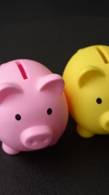 Piggy Bank madeni bir kavramsal arka plan olarak madeni paralar, iş yapmak, para biriktirmek, vergi ödemek ve borçları ödemek