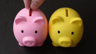 Piggy Bank madeni bir kavramsal arka plan olarak madeni paralar, iş yapmak, para biriktirmek, vergi ödemek ve borçları ödemek