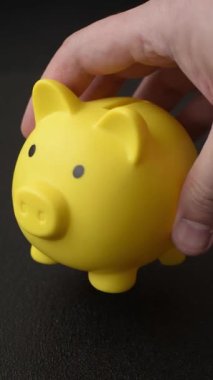 Piggy Bank madeni bir kavramsal arka plan olarak madeni paralar, iş yapmak, para biriktirmek, vergi ödemek ve borçları ödemek