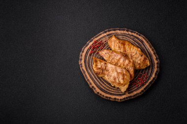 Tavuk göğsü, ızgara fileto, tabakta et yemeği. Öğle yemeği için faydalı ızgara kümes hayvanları