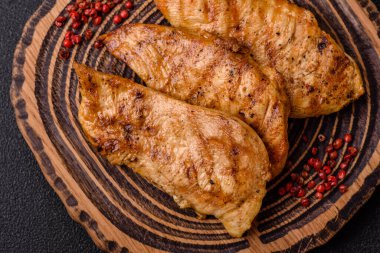 Tavuk göğsü, ızgara fileto, tabakta et yemeği. Öğle yemeği için faydalı ızgara kümes hayvanları