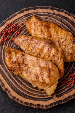 Tavuk göğsü, ızgara fileto, tabakta et yemeği. Öğle yemeği için faydalı ızgara kümes hayvanları