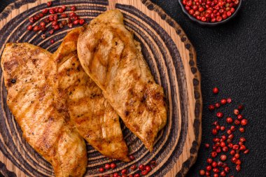 Tavuk göğsü, ızgara fileto, tabakta et yemeği. Öğle yemeği için faydalı ızgara kümes hayvanları