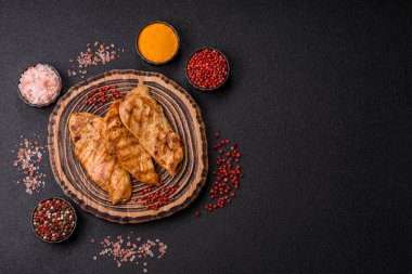 Tavuk göğsü, ızgara fileto, tabakta et yemeği. Öğle yemeği için faydalı ızgara kümes hayvanları